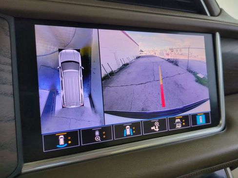 Used 2021 GMC Yukon XL Denali w/ Denali Premium Package image 27