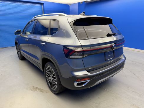 Used 2025 Volkswagen Taos SE FWD image 5
