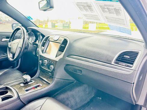 Used 2014 Chrysler 300 C RWD image 10
