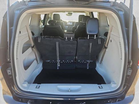 Used 2022 Chrysler Pacifica Touring-L image 6