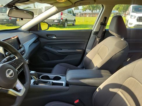 Used 2024 Nissan Altima 2.5 SV FWD image 19