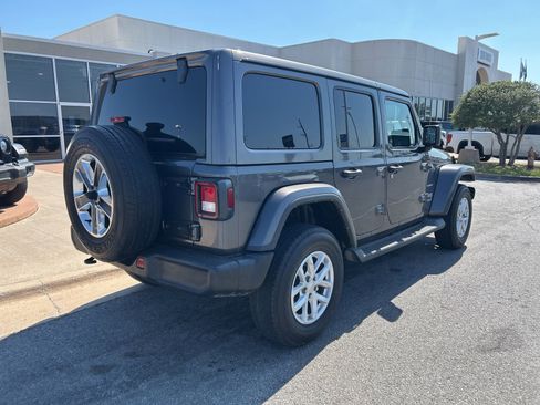 Used 2022 Jeep Wrangler Unlimited Sahara AWD/4WD image 5