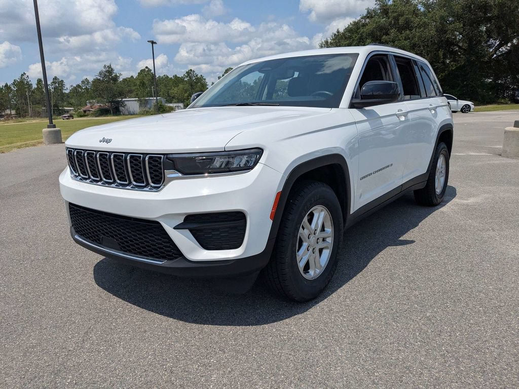 Used 2023 Jeep Grand Cherokee Laredo RWD image 8