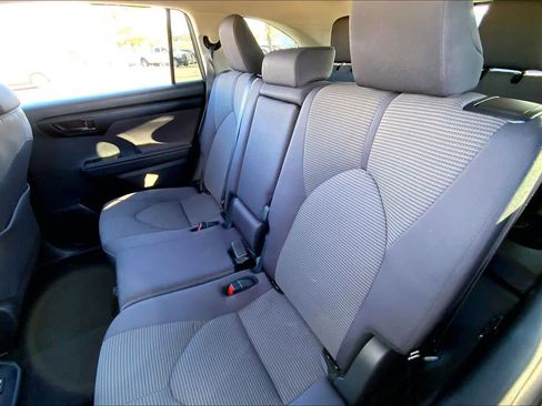 Used 2024 Toyota Highlander LE image 17