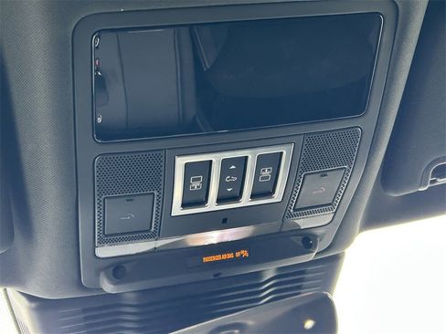 Used 2025 Land Rover Discovery S image 20