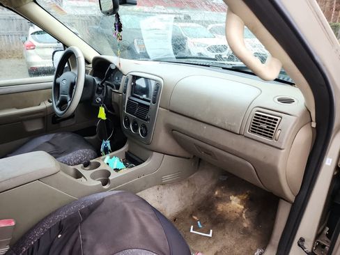 Used 2004 Ford Explorer XLT image 17