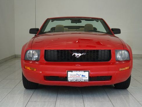 Used 2006 Ford Mustang Convertible RWD image 2