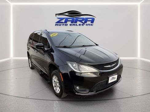Used 2020 Chrysler Pacifica Touring-L FWD image 8