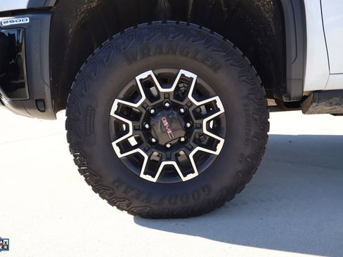 Used 2024 GMC Sierra 2500 AT4X image 12