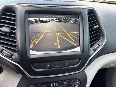 Used 2021 Jeep Cherokee Latitude Lux w/ Comfort/Convenience Group FWD image 22