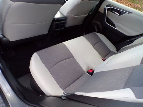 Used 2022 Toyota RAV4 XLE image 17