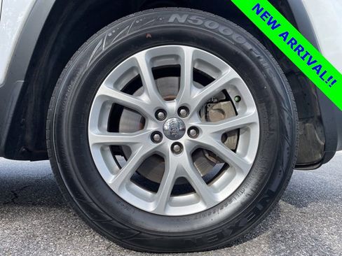 Used 2017 Jeep Cherokee Latitude w/ Comfort/Convenience Group image 4