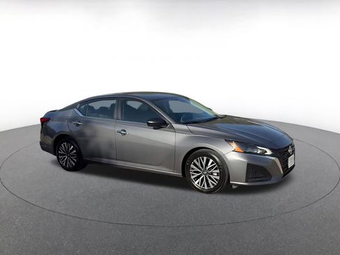 Used 2025 Nissan Altima 2.5 SV image 2