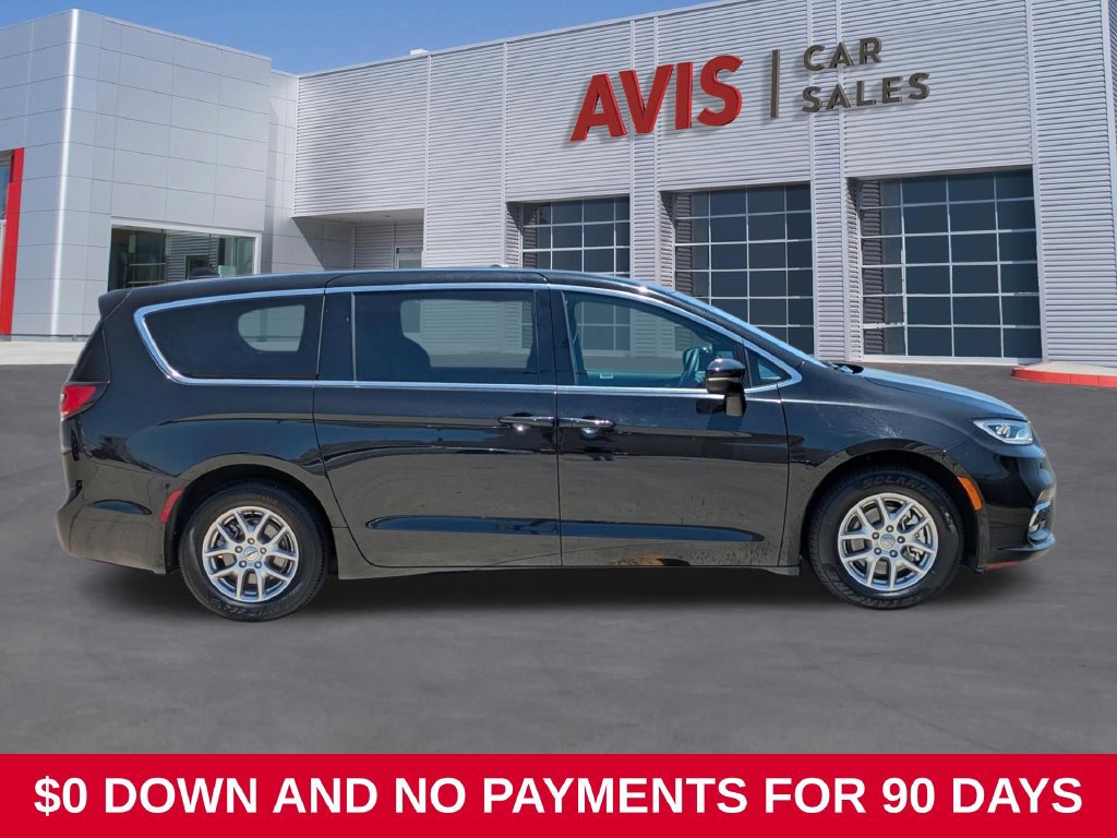 Used 2025 Chrysler Pacifica Select FWD image 5