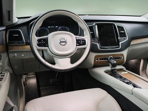 Used 2022 Volvo XC90 T5 Momentum w/ Climate Package FWD image 17