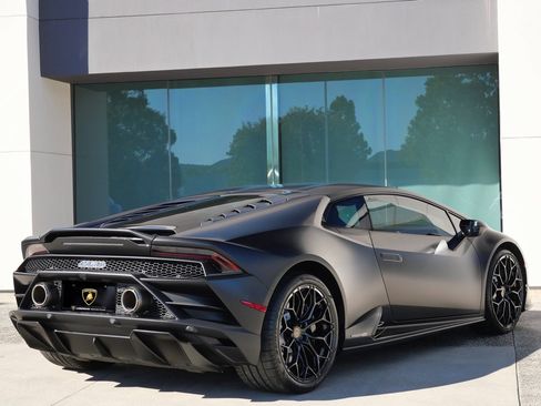 Used 2022 Lamborghini Huracan EVO image 3
