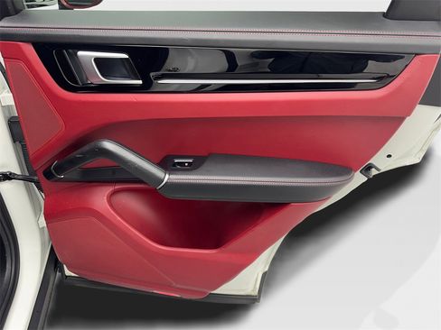 Used 2020 Porsche Cayenne w/ Premium Package image 41