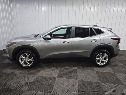 Used 2024 Chevrolet Trax LS w/ LS Convenience Package FWD image 5