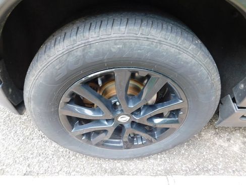 Used 2017 Nissan Rogue SV AWD/4WD image 8