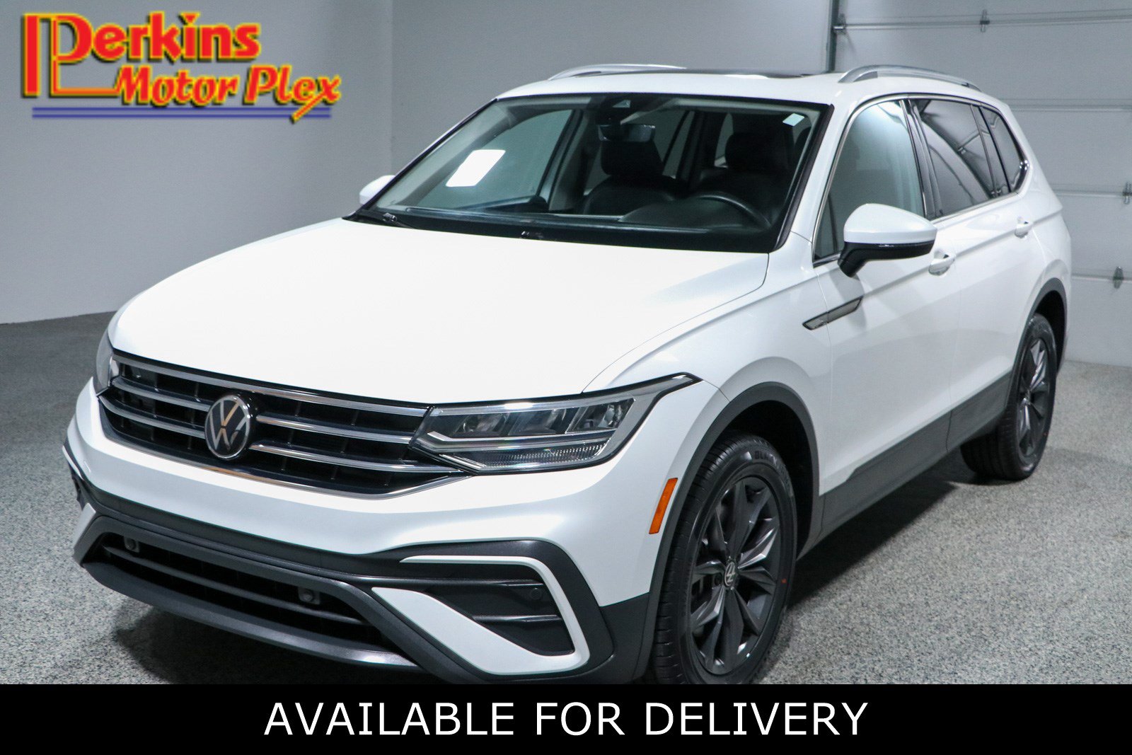 Used 2023 Volkswagen Tiguan SE w/ Panoramic Sunroof Package FWD image 1