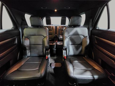 Used 2018 Ford Explorer XLT w/ Equipment Group 202A AWD/4WD image 29