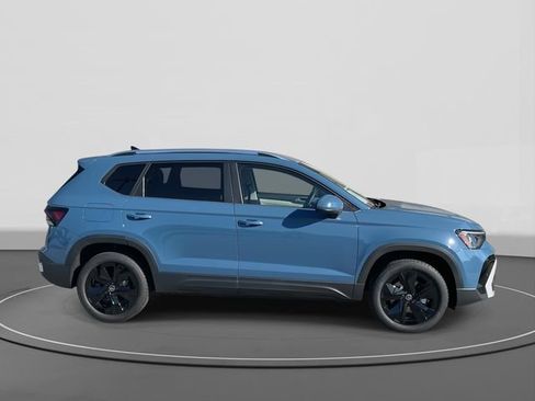 New 2026 Volkswagen Taos SE image 3