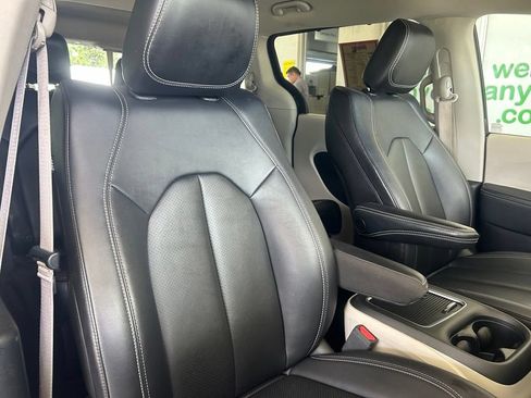 Used 2024 Chrysler Pacifica Touring-L FWD image 21