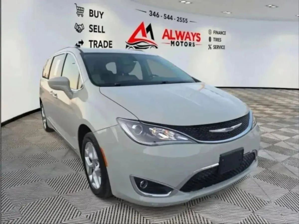 Used 2020 Chrysler Pacifica Touring-L Plus w/ Tire & Wheel Group FWD image 22