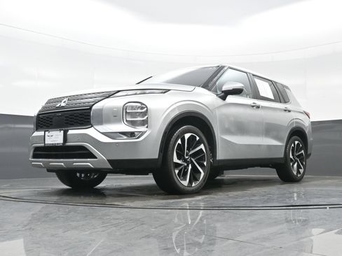 Used 2023 Mitsubishi Outlander SE image 28