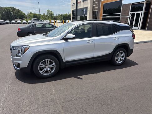 Used 2022 GMC Terrain SLE w/ Driver Convenience Package FWD image 18