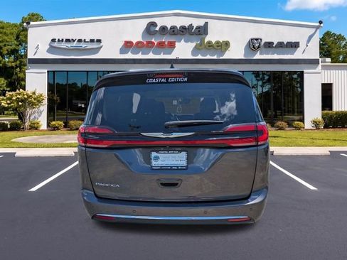 Used 2023 Chrysler Pacifica Touring-L FWD image 5