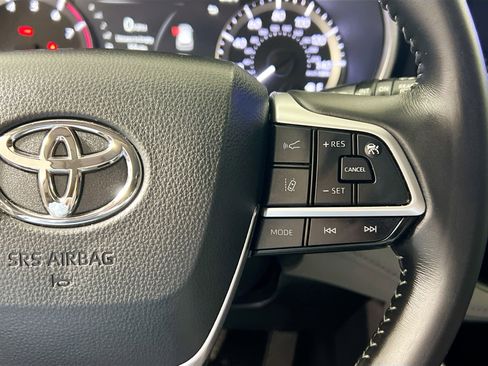 Used 2025 Toyota Highlander XLE image 19