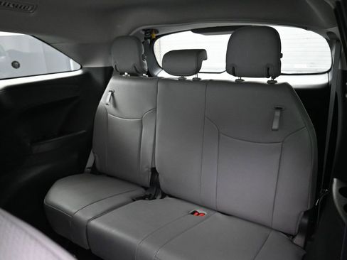 Used 2025 Toyota Sienna XLE image 31