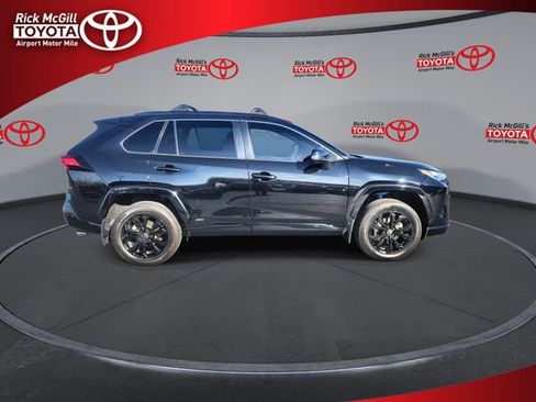 Used 2022 Toyota RAV4 SE image 9