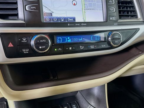 Used 2018 Toyota Highlander XLE image 24
