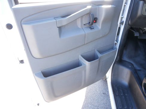 Used 2017 Chevrolet Express 2500 RWD image 10