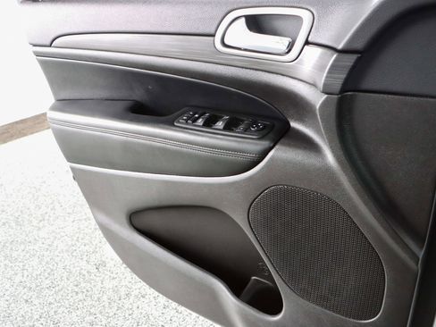 Used 2020 Jeep Grand Cherokee Altitude image 22