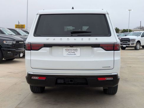 Certified 2024 Jeep Wagoneer L Series II w/ Flexible Seating Group image 4