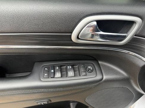 Used 2020 Jeep Grand Cherokee Limited AWD/4WD image 16