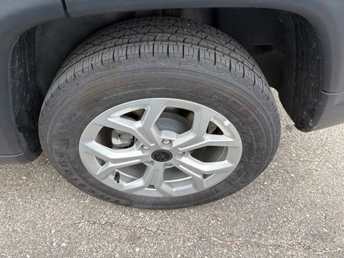Used 2025 Jeep Compass Latitude AWD/4WD image 6