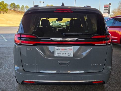 Used 2023 Chrysler Pacifica Limited image 4
