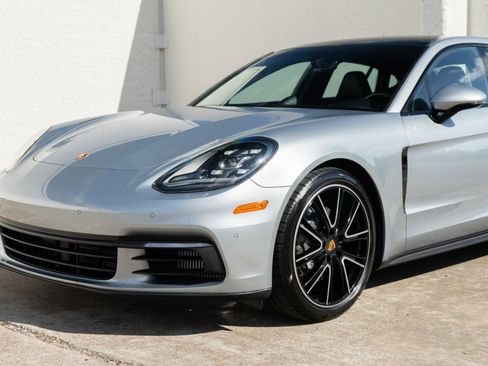 Used 2018 Porsche Panamera 4S image 32