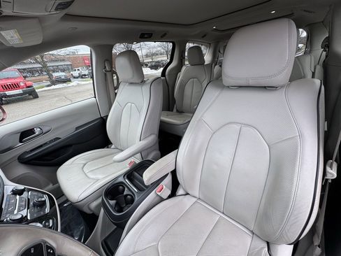 Used 2017 Chrysler Pacifica Platinum image 19