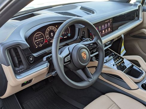 Certified 2026 Porsche Cayenne AWD/4WD image 4