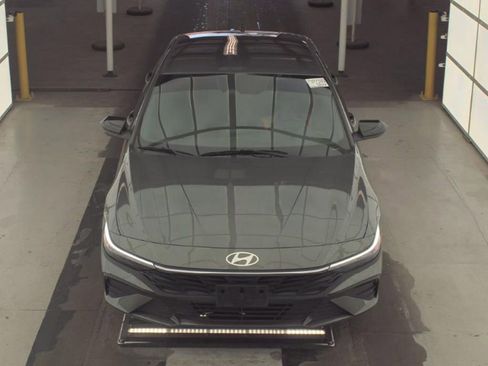 Used 2025 Hyundai Elantra Sport image 2