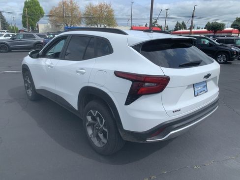 Used 2025 Chevrolet Trax LT w/ LT Convenience Package image 2