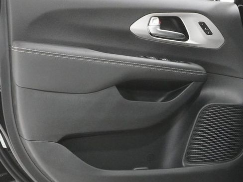 Used 2024 Chrysler Pacifica Limited w/ S Appearance Package image 15