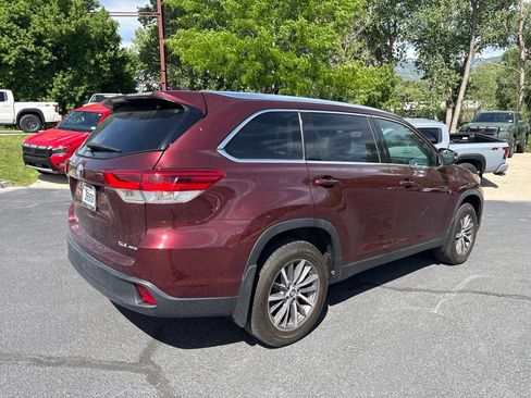 Used 2019 Toyota Highlander XLE AWD/4WD image 3