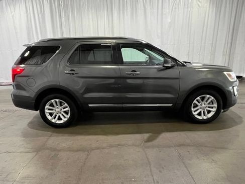 Used 2017 Ford Explorer XLT w/ Equipment Group 202A FWD image 3