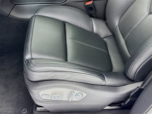 Used 2025 Porsche Macan image 12